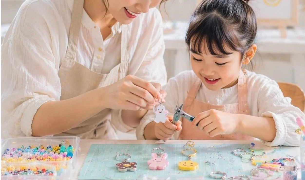 親子でグッズづくりを楽しむワークショップの様子