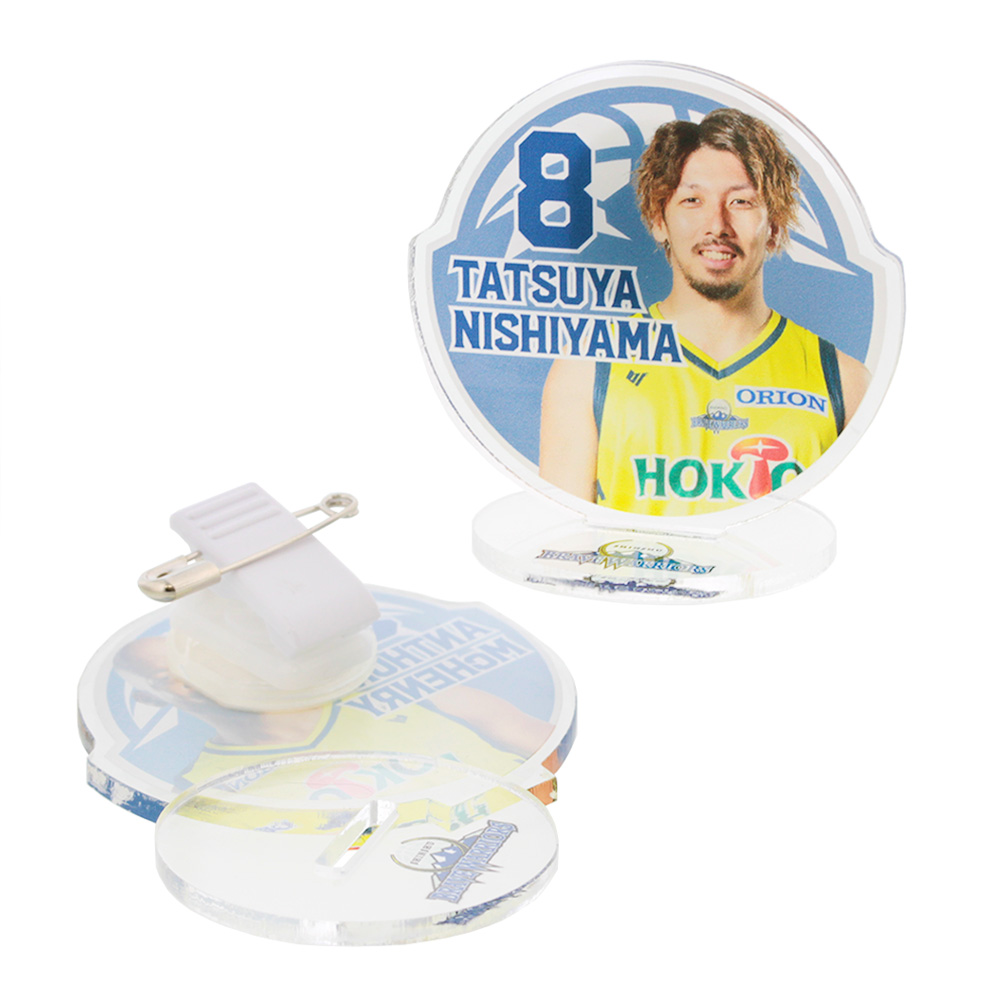 来場ポイント景品でピンバッジとメモスタンドの2つの機能を持った「マルチスタンド」